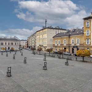 Studio 19 - Ghetto Heroes Square
