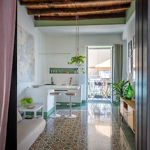 Flowery Floor Studio & Apartment