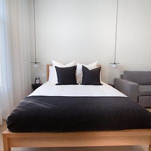 Studio Lit King-Size