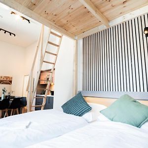 Studio Lit King-Size