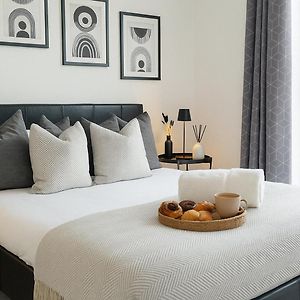 Glory Homes- City Centre Apartment , Sleeps 7 With Parking & Wifi