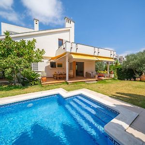 Villa à 4 Chambres à Coucher