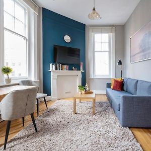Sunny Corner Apartment In Center Of London