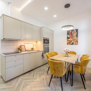 Central Located Grand Residence With 4 Bedrooms