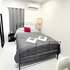 Gorgeous Private Room, Near The Airport - Free Parking - 01