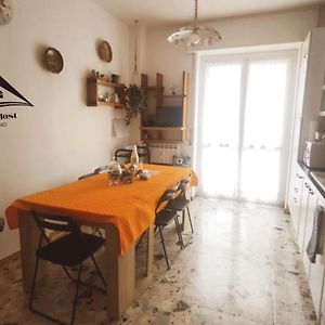 Appartement à 3 Chambres à Coucher aux Étages Supérieurs