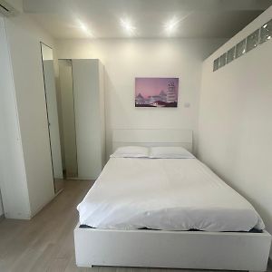 Studio Lit Queen-Size