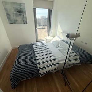 The Urban Escape In Media City - A Private Room And Bathroom In A Shared Apartment