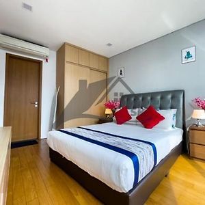 Appartement à 3 Chambres à Coucher aux Étages Supérieurs