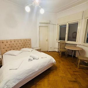 Studio Lit King-Size