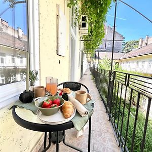 Oasis Apartment On The Broadway With Ac