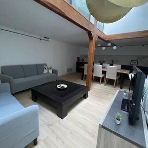 Appartement à 3 Chambres à Coucher aux Étages Supérieurs
