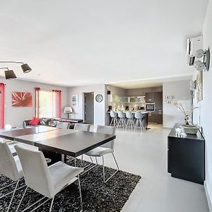Elegant Design Apt With Balcony And Pool