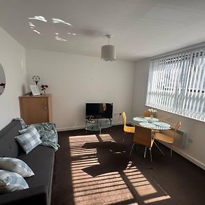Chic Trafford Apartment, Private Underground Parking, Fast Wi-Fi, Self Check-In Anytime, 5 Mins To Old Trafford Stadium