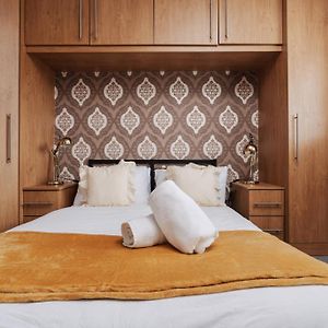 Boutique 3Bd Opposite Etihad & Coop - Free Parking - Pool Table
