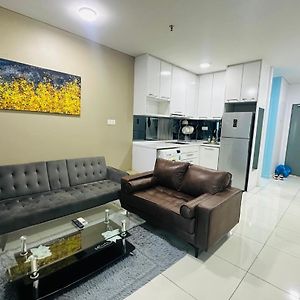 Studio Lit Queen-Size