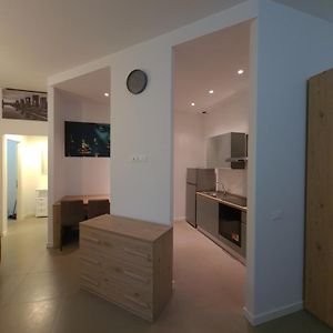 Studio Lit King-Size