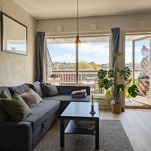 Spacious And Cozy Study Apartment With Balcony
