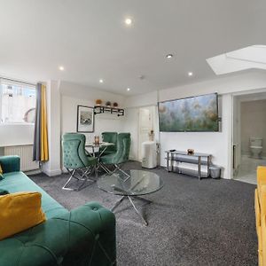 Luxurious 1-Bedroom Penthouse On Oxford Street 11G