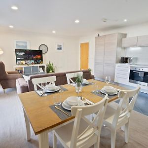 Steps Away From New Street Station & 2 Beds & 2 Baths Flat At City Center