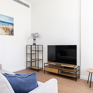 Studio Lit King-Size