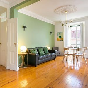 Spacious, Bright And Newly Renovated 2 Bedroom Apartment, Lisbon Historical Center, Madragoa
