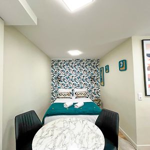 Studio Lit King-Size