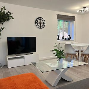 Modern 3 Bedroom House, Free Parking In Oxford