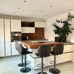 Modern Apartment - Perfectly Located