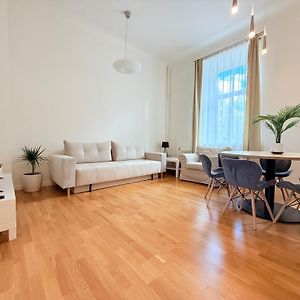 Families & Groups - 4 Bedrooms - Free Parking - Central Location