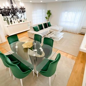 Appartement à 3 Chambres à Coucher aux Étages Supérieurs