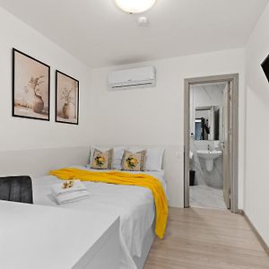 Studio Lit King-Size