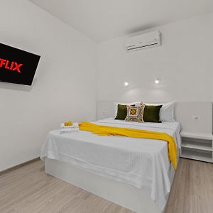 Studio Lit Queen-Size