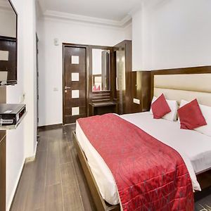 Hotel Chanchal Continental - 02 Mins From New Delhi Railway Station