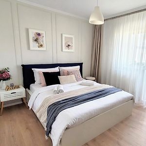 Cozy City Retreat, Obor Market & Metro