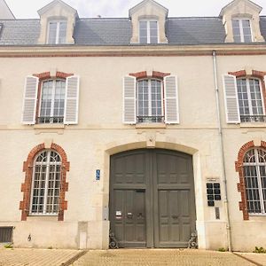 Appartement à 3 Chambres à Coucher aux Étages Supérieurs