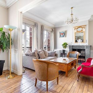 Spacious 3 Bedrooms Apartement 135 M & Privative Parking
