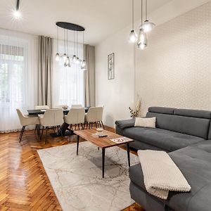 Appartement Luxe à 4 Chambres à Coucher
