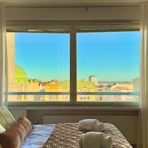 Top Floor Getaway In Central Helsinki - Church & Sea View