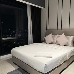 Studio Lit Queen-Size