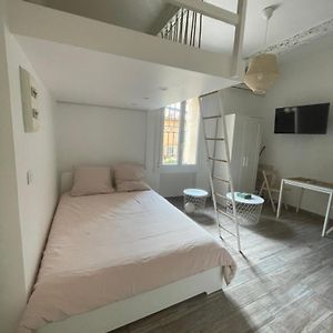 Studio Lit Queen-Size