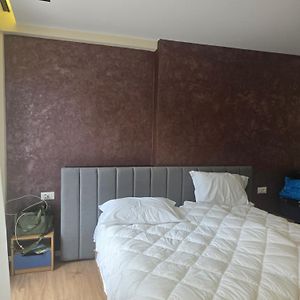 Studio Lit Queen-Size