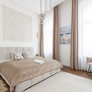 Luxurious N' Elegant Opera Suite In The Heart Of Budapest