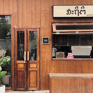 Sathiti Cafe & Bed, 100 Mt From Sihom Night Market