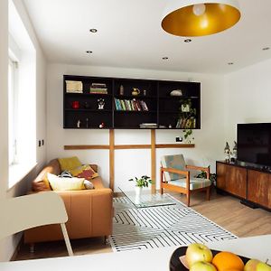 Large Two Bedroom Family App - Free Parking