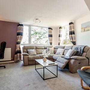 Comfortable 3-Storey House With Free Car Parking
