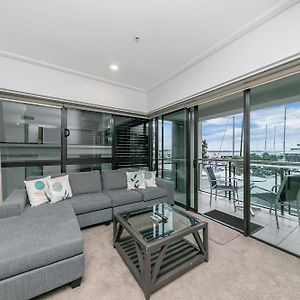 Fabulous Corner Apartment W/ Dazzling Harbour View