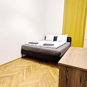 Spacious Rooms - 15 Min From Airport & City Center, 5 Min From Vienna Main-Bus Station Ez7