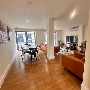 Spacious 3-Bed 3-Bath Luxury Apartment With Balcony Hyde Park