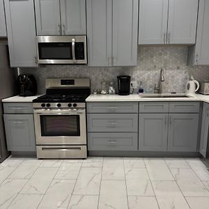 Adorable 2 Bedroom With Free Street Parking